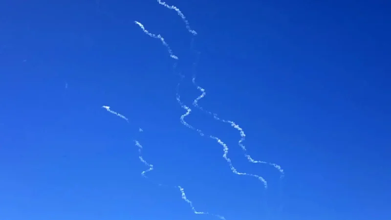 ইসরায়েলে ইয়েমেনি যোদ্ধাদের ক্ষেপণাস্ত্র হামলা